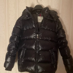  Moncler jacka (maja) - Dags för mig att sälja min moncler jacka. Hade roliga minnen me jackan men är riktig sugen att använda pengarna för att köpa en cardigan. Hör av er om ni är intresserad
