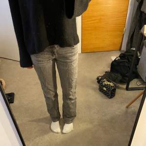 Säljer mina fina weekday jeans i färgen comet grey och modell arrow low. Säljer då dom inte passar i storleken för mig! Skriv om frågor ❤️