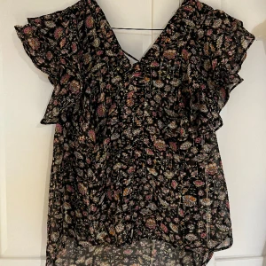 Blus - Oanvänd blus i storlek S från Mango, jättefin nu till våren och sommaren🥰