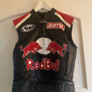 RedBull väst - Skitcool väst från RedBull racing i storlek S men passar också M. Köpt på en second handbutik i London och det är handgjord där. EXTREMT dyr i inköp! Och i jättefint skick!