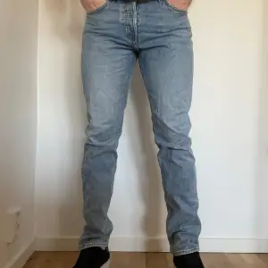 Ljusblåa jeans från weekday! Jag är ca 180 och väger 80kg!