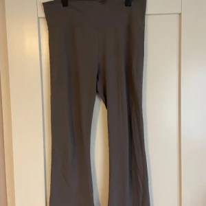 Yoga pants  - Yoga pants från Nelly, normal längd i benen, är 1,65 och byxorna är lite för långa för mig, säljer för att dem är lite små för mig. Använda ungefär 3-5 gånger. Pris kan diskuteras  