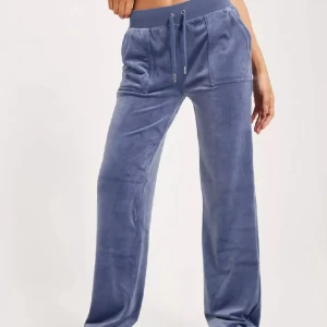 Juicy byxor  - Jag säljer mina juicy byxor då jag tycker dom är lite stora på mig💕 dom är i fint skick och inte använda särskilt många gånger. Orginalpriset är 1199 kr!