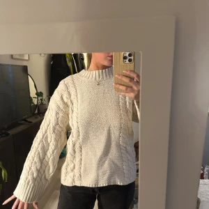 Vit stickad tröja  - Så fin stickad tröja som typ aldrig är använd! Köpt i sommras men passade inte riktigt mig tyvärr…