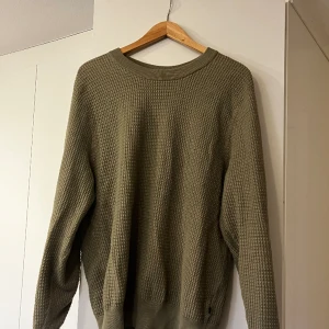 Jlindberg stickad sweatshirt i storlek L  - Säljer nu denna snygga sweatshirt i storlek L ifrån märket J Lindberg. Den är i fint skick, knappt använd. Tvättad Max 3 gånger. Nypris på denna ligger på 1200kr. Kontakta mig vid fler funderingar:) 