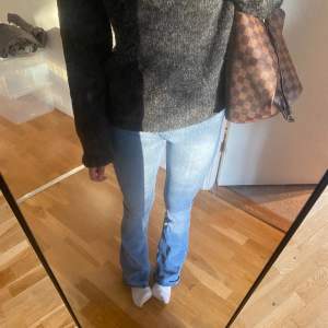 Super fina jeans från H&M som inte längre kommer till användning. Storlek 36. Jag är 165 lång!!. 200kr + frakt.  Tryck gärna på köp direkt❤️