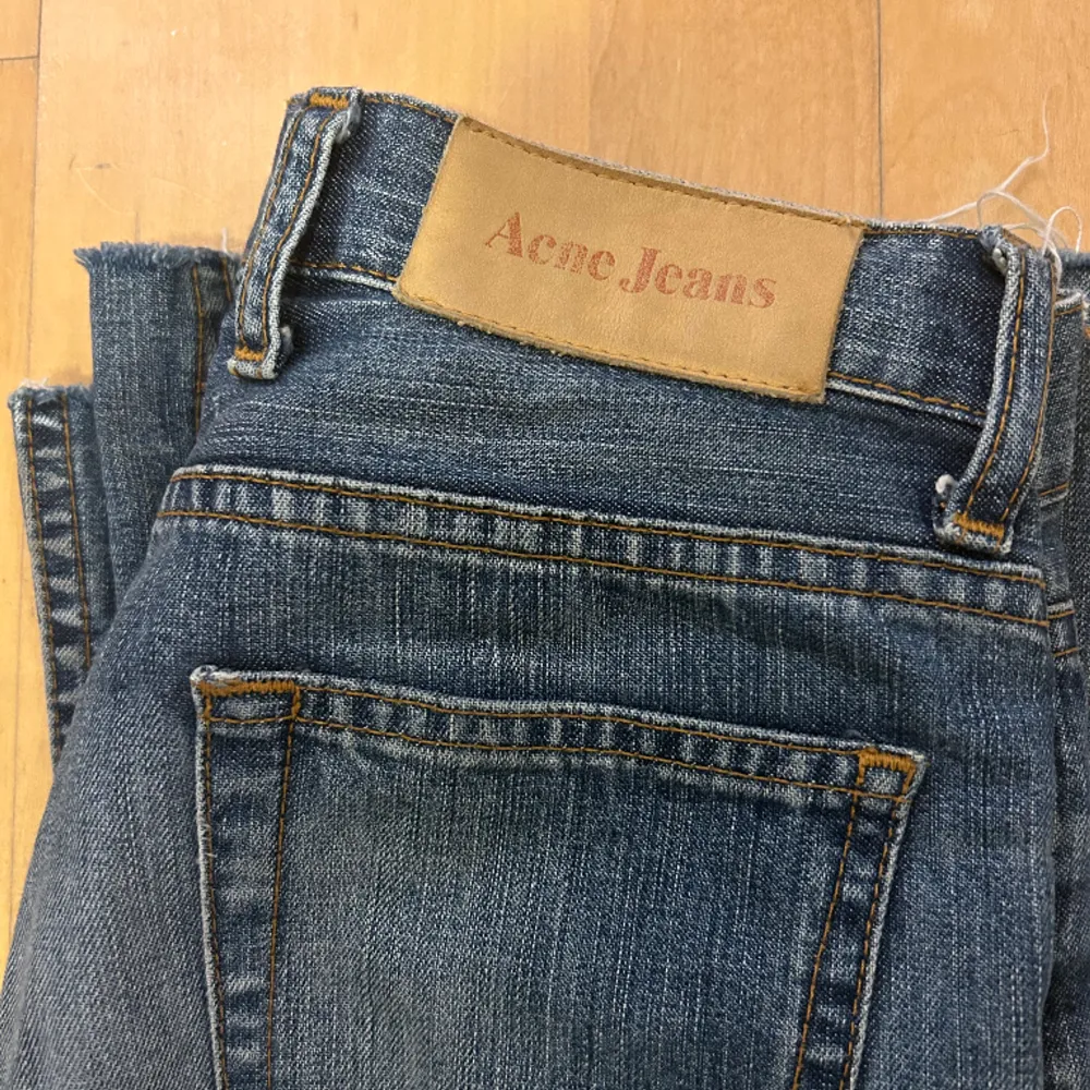 Superfina ljusa bootcut jeans från acne i bra skick, avklippta längst ner och passar mig som är 160 lång!. Jeans & Byxor.