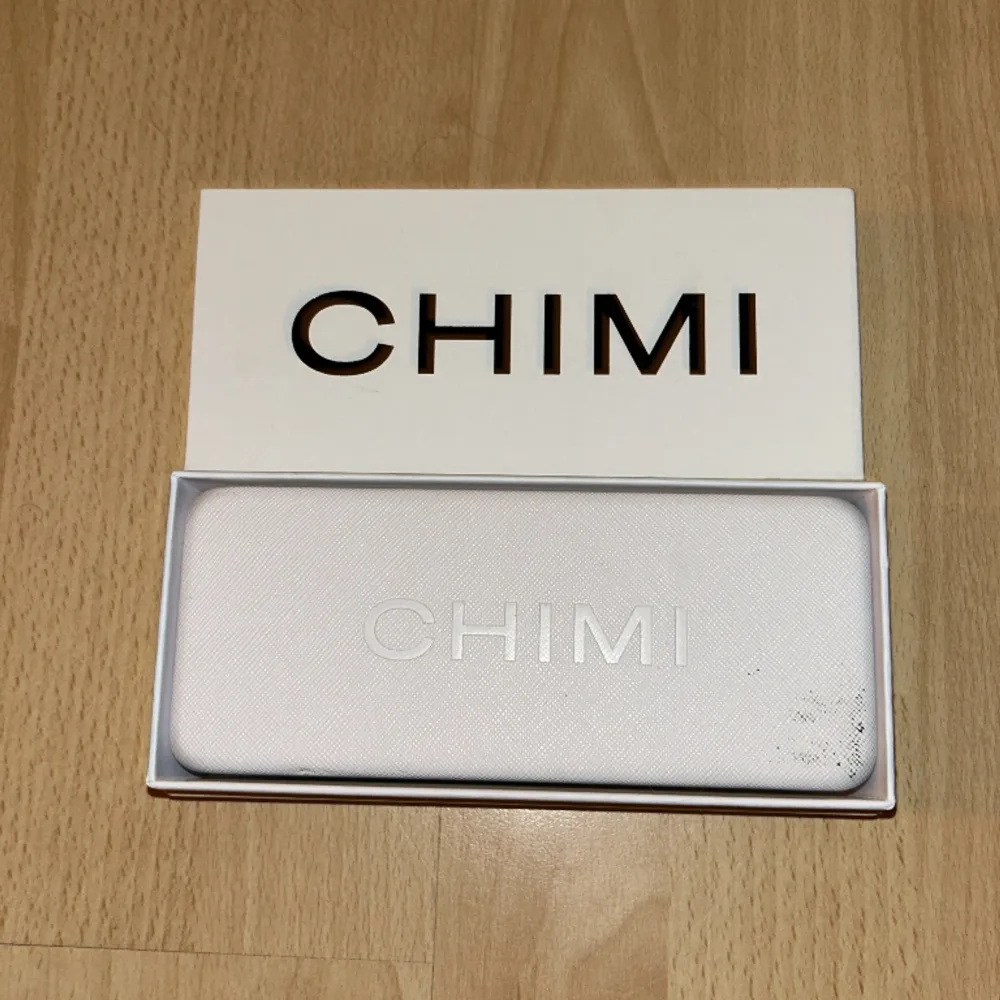 Säljer mina CHIMI 04 Ecru, har inte använt de på väldigt länge och vill då sälja de. Inköpta på NK i Stockholm, man får självklart med boxen och alla tillbehör!  Storlek: Standard Skick: 9/10. Accessoarer.