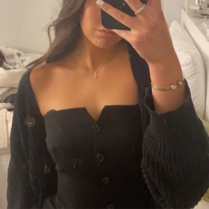 Topp - Säljer denna fina svarta kostymkorsetten från bikbok för  300kr använd en gång bara