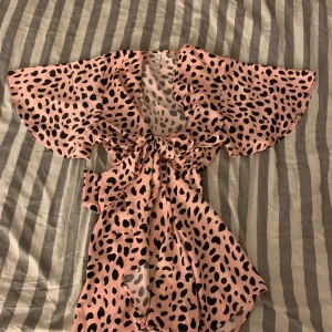 Jumpsuit - Säljer nu denna Jumpsuit då den tyvärr aldrig blivit använd, den är väldigt fin och är också oanvänd. Den är i storlek 42 OBS! Står inte för frakten 