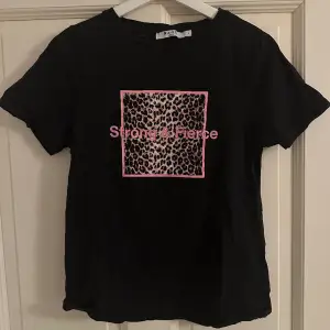 Söt T-shirt med leopardmönstrad tryck från NA-KD 💓 Inga defekter!
