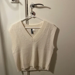Stickad väst - Helt ny stickad väst från hm aldrig använd! 