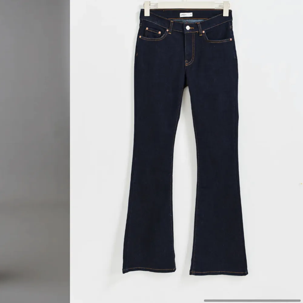 Säljer dessa oanvända lågmidjade Jensen från Gina tricot som är helt slutsålda, Low Waits bootcut jeans i storlek 36 . Jeans & Byxor.