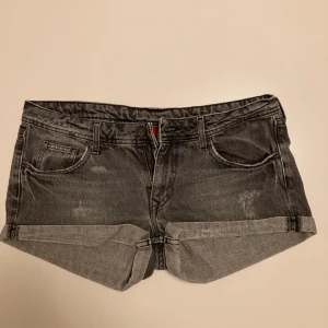 Gråa shorts - Fina gråa shorts perfekta till sommaren. Använda endast ett fåtal gånger och är i fint skick. Storlek 38.