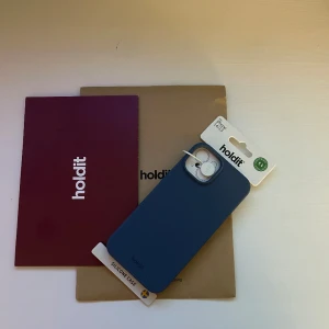 iPhone skal  - Säljer ett skal från holdit då jag råkade beställa fel  Den passar både iPhone 14/13☺️