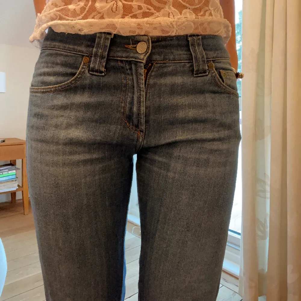 Snygga lågmidjade jeans i perfekt skick . Jeans & Byxor.
