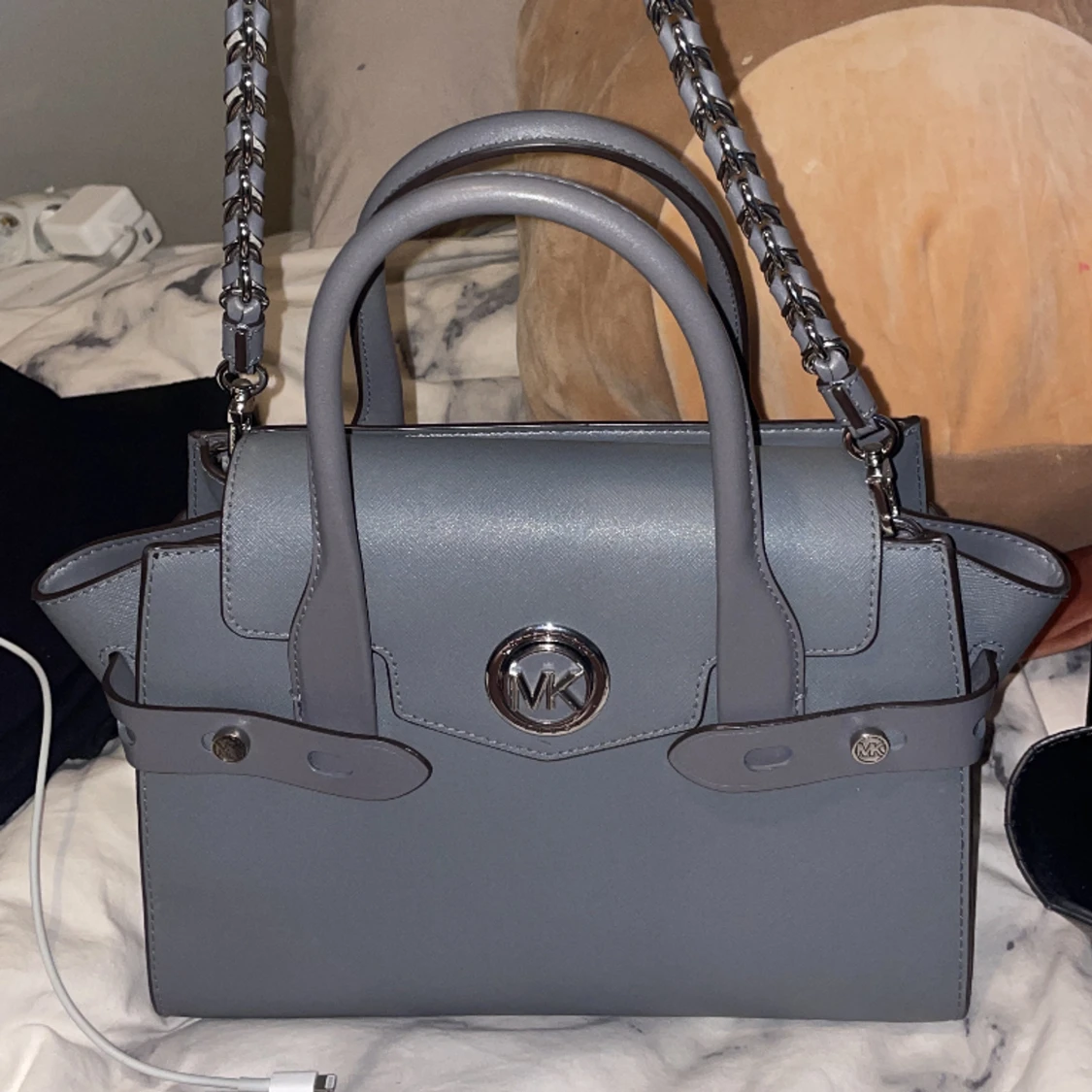 Grå Michael Kors väska - 90