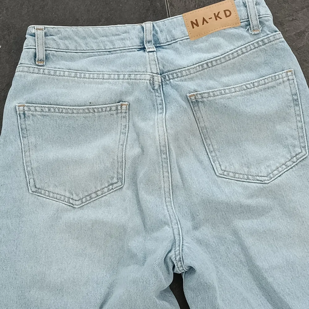 Lite anv jeans från Na-kd  Storl 32 Rå kant nedtill. Jeans & Byxor.