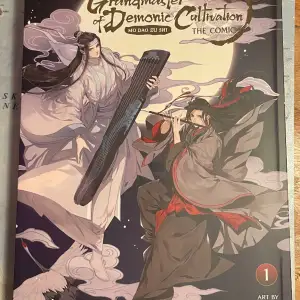 Första comic boken av Grandmaster of Demonic Cultivation. Den är i fint skick men är lite bljd vid sidan.