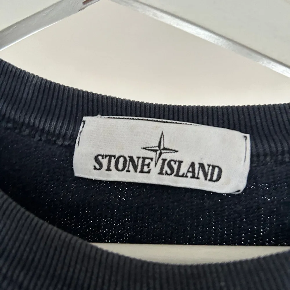 Säljer denna blås stone island crewneck i storlek S, passar M Tröjan är i bra skick  Köpte tröjan för några år sen på NK Finns att hämta i Bromma. Hoodies.