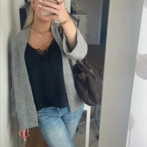 Lindex kofta - Säljer denna populära stickade koftan från Lindex. Säljer då den inte kommer till användning💕