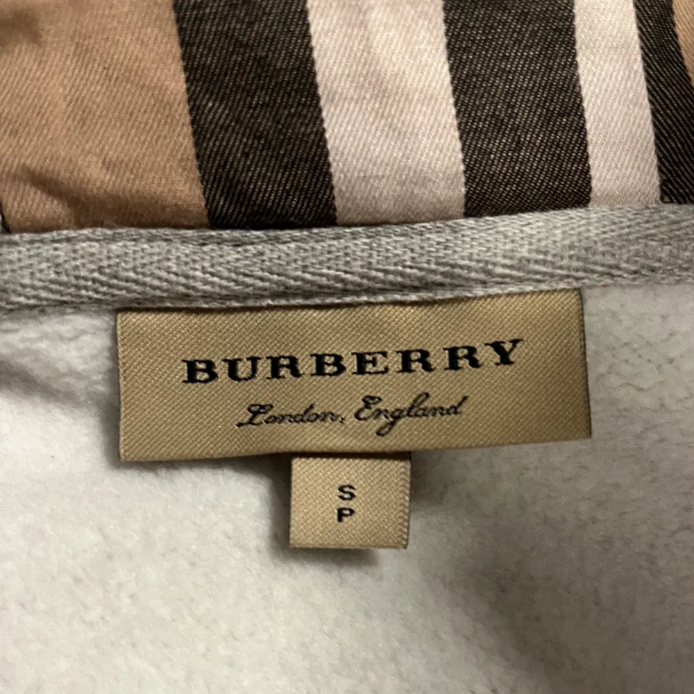 Säljer min Burberry zip-up den är nästan helt ny, lite använd men bra skicka 9/10😊. Inga skambud bara seriösa köpare!!!. Hoodies.