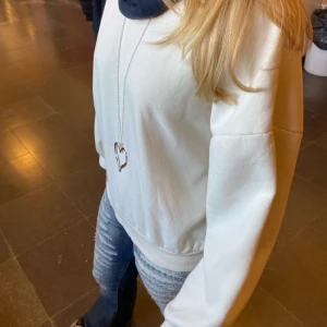 Vit tröja - Jättefin vit crewneck🤍 Väldigt bra skick och endast använd fåtal gånger, säljer för den tyvärr inte kommer till användning🥰 Storlek l men passar s som en oversized tröja🫶