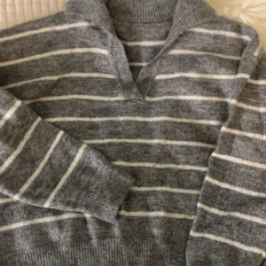Randig stickad tröja  - Supermysig stickad tröja med V-krage, superfin och bra kvalite! 