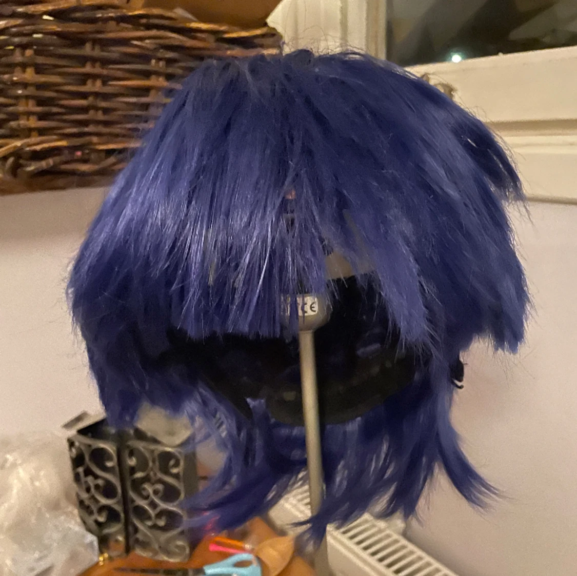 Lila/mörkblå kort peruk