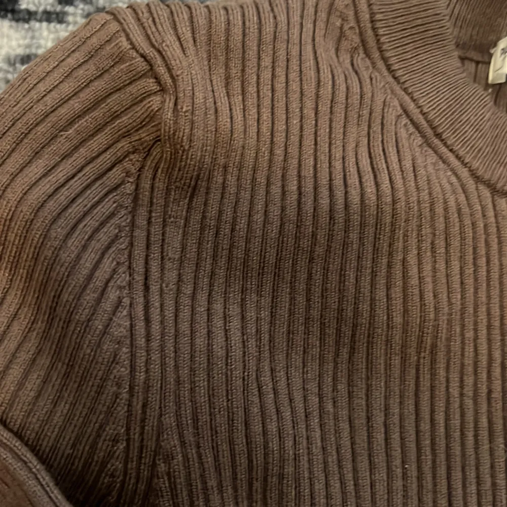 Jättefin långärmad tröja från pull&bear i storlek L. Säljs eftersom det inte är min stil längre. . Toppar.