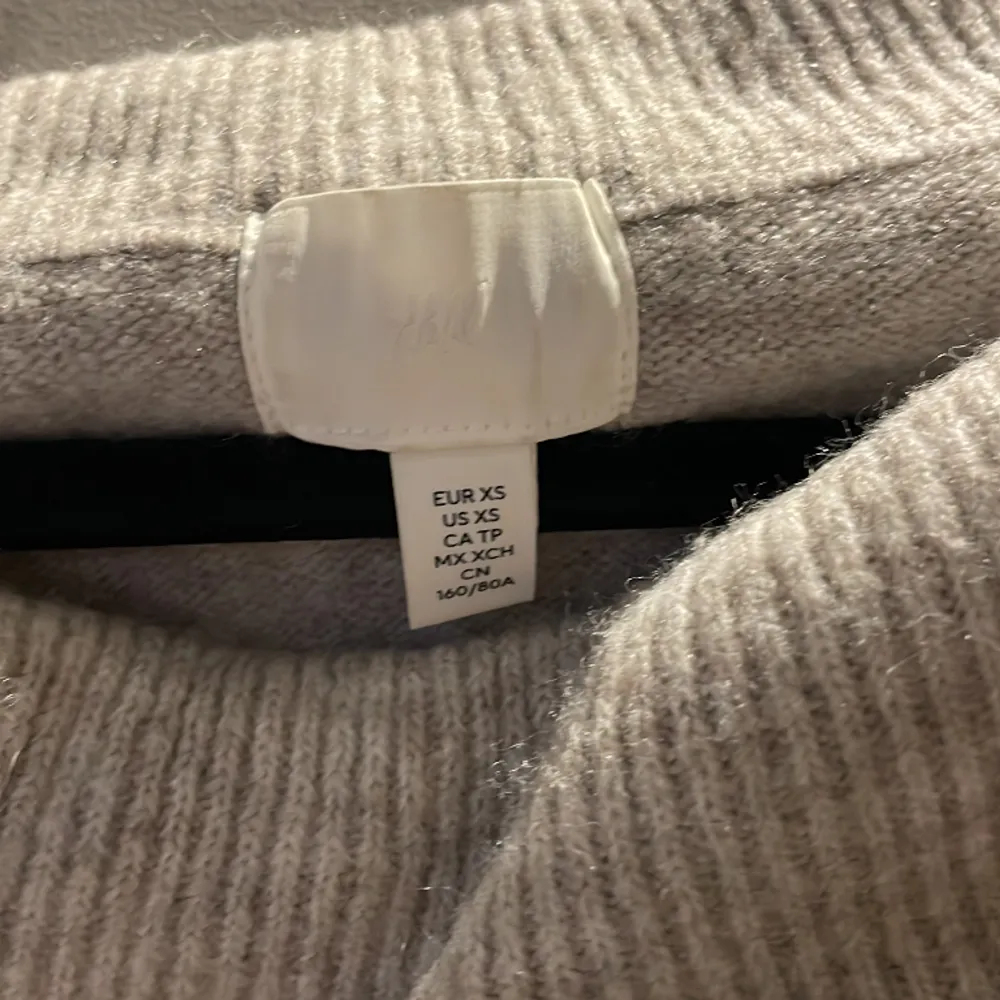 Säljer denna as snygga tröjan! Inte använt på ett bra tag kanske använd den Max 3 gånger! Den är i jätte bra skick🤍. Stickat.