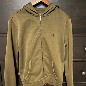 Polo Ralph Lauren zip hoodie  - Hej! Säljer nu en Polo Ralph Lauren zip hoodie i storleken S. Använd några gånger men endast få slitage finns(kom pm för bild). Mitt pris ligger på 539kr men kan diskuteras. Hör av dig vid frågor.
