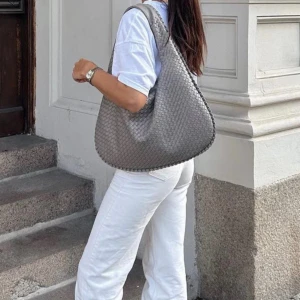 Design by si väska - Knappt använd, är i färgen ”Light grey” och modellen MUSTHAVE BAG. Köpt för 605kr ❣️