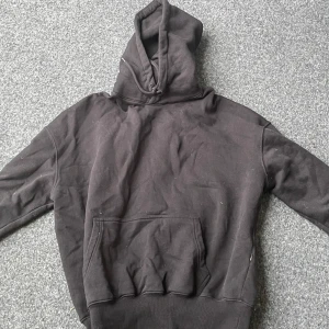 Sweet sktbs hoddie - Säljer för att jag inte diggar deras storlekar på hoddies, har du S så kommer den 100% passa, lite skrynklig för att den har legat i en påse man knappast använd, köparen står för frakt och kan samfrakta 😌