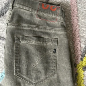 Dondup Jeans - Modellen på bilden är 176 cm Skriv vid frågor 