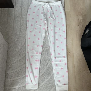 Prickiga pyjamasbyxor - Så fina pyjamasbyxor i jättefint skick! Har bara provat dem men är för små för mig. Storlek 170, passar xs-s