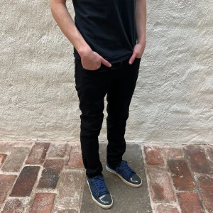 Levis 511 - Levi’s jeans 511 i färgen svart. Storlek 28/32 och modellen på bilden är 182 cm. Fint skick, nypris 1099, köp för endast 299kr.  Fast pris gäller🤝