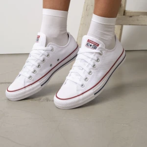 Låga Converse  - Converse i modellen Chuck Taylor All Star Ox Unisex i storlek 37,5. För små för mig och därför endaadt använda 1 gång, därav nyskick. 🤍 Pris kan diskuteras vid snabb affär! nypris: 749kr