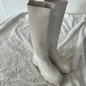 Säljer dessa vita boots eftersom dom inte har kommit till användning. Sitter som dom ska och är bekväma, men behöver sälja av några skor så det fick bli dessa🌸