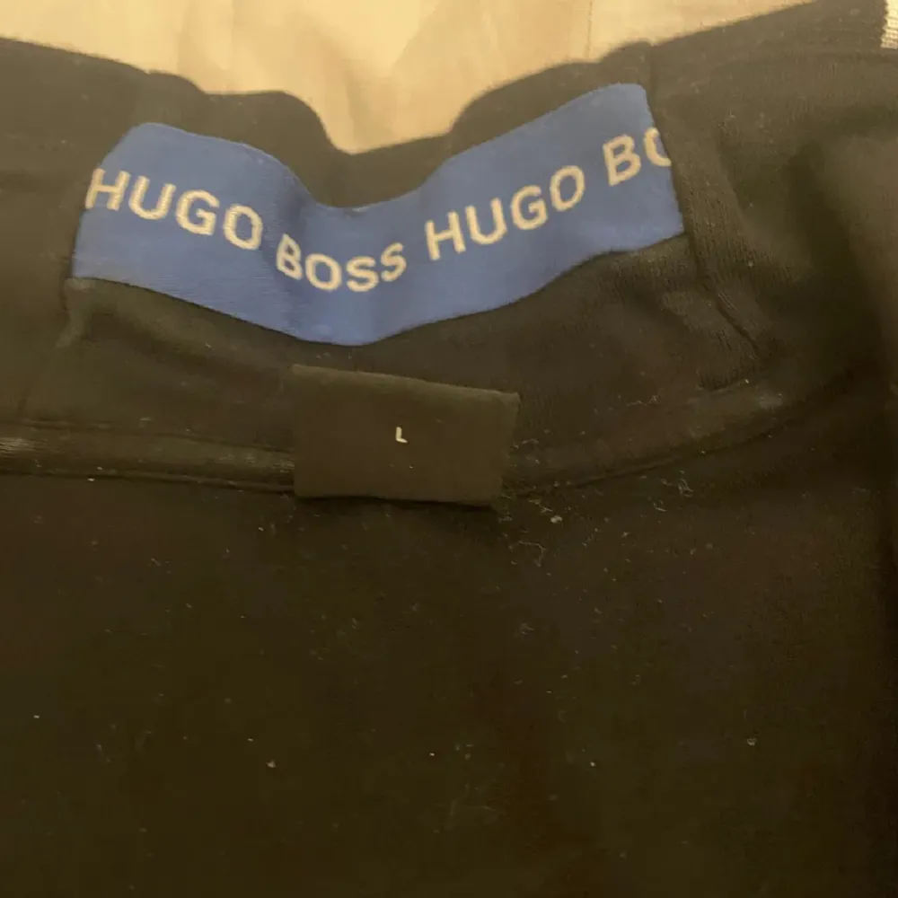 Hejsan, säljer nu min Hugo boss tröja. Den är riktigt fräsch och knappt använd. Hör av dig vid frågor och funderingar  Mvh Emil. Hoodies.