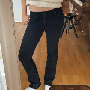 Svarta bootcut jeans från crocker  Midjemått: 34cm Innerben: 73cm