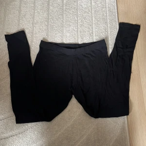 Svarta basic tights  - Som nya men lite skrynkliga! Vanliga svarta basic tights