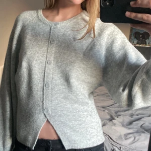 Stickad tröja från neo noir - superfin stickad kofta/tröja från neo noir. endast provad🤍