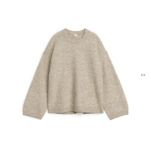 Arket stickad tröja - Säljer min stickade tröja från arket🩷 nypris 990 kr