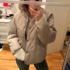 Tunn dunjacka - En ljusgrön tunn dunjacka. Perfekt till våren! 