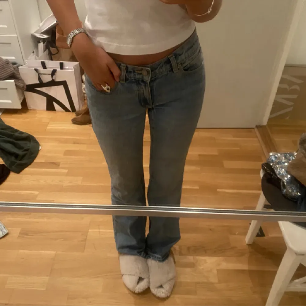Så snygga lågmidjade jeans från Abrand! Jag är 170 lång och de är långa på mig som referens! . Jeans & Byxor.