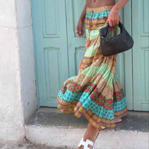 Säljer denna trendiga dröm kjol från zara!! Så fint mönster och underbar till sommaren😍 KÖP köp köp!! 