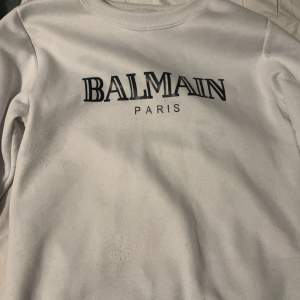 Hej säljer min Balmain tröja endast 900kr  Pris kan diskuteras vid snabb affär 💨