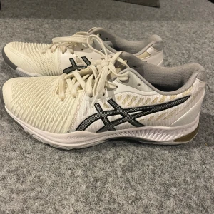 asics Träningskor - Säljer dessa träningsskor pågrund av att jag köpte de när ja gick på innebandy men slutade precis efter. Använder 2-3 gånger så nyskick. Köpt för 800 säljer för 300kr
