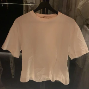 T-shirt med insydd midja❤️‍🔥 - T-shirt med insydd midja st M